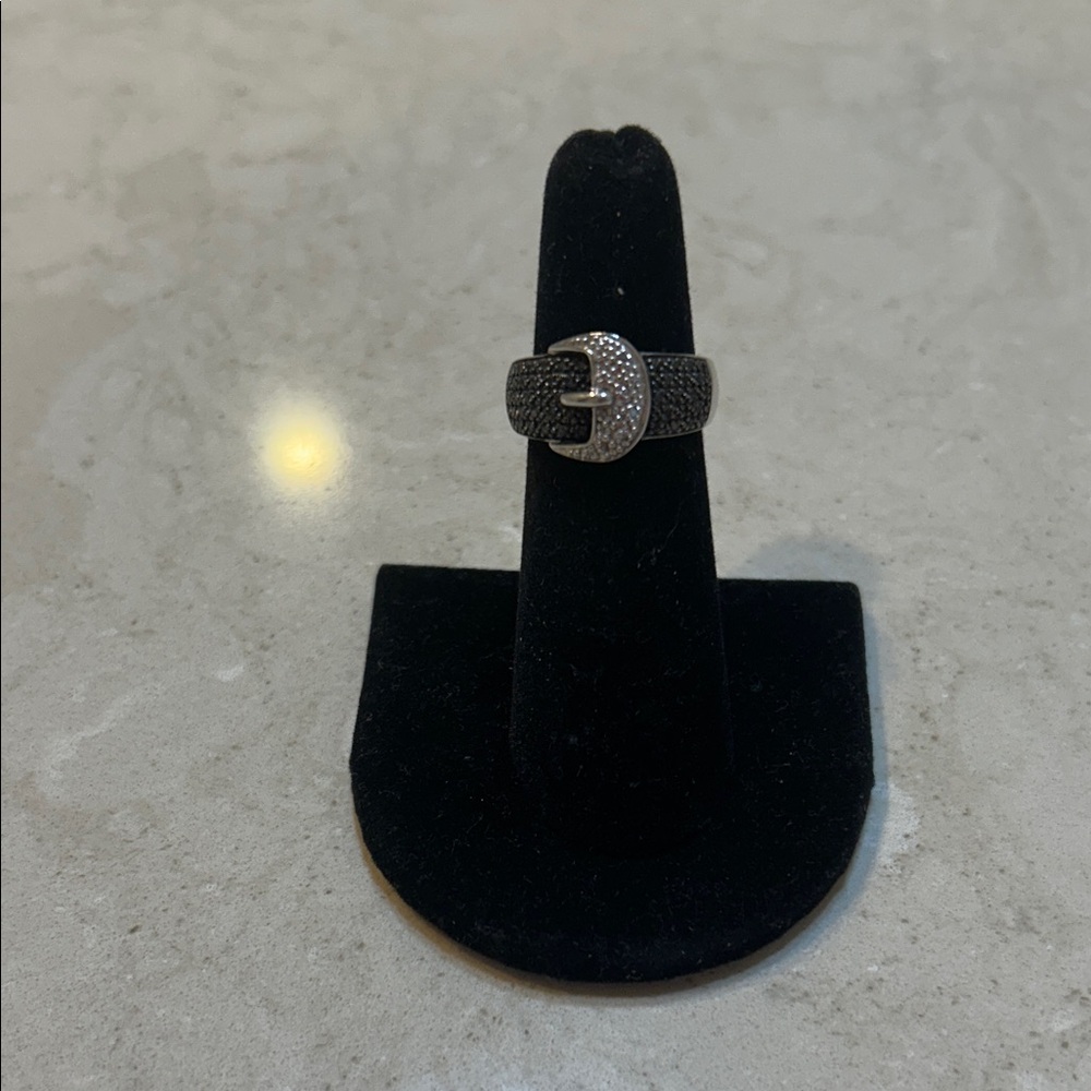 Elegant Black and Silver Women's Ring